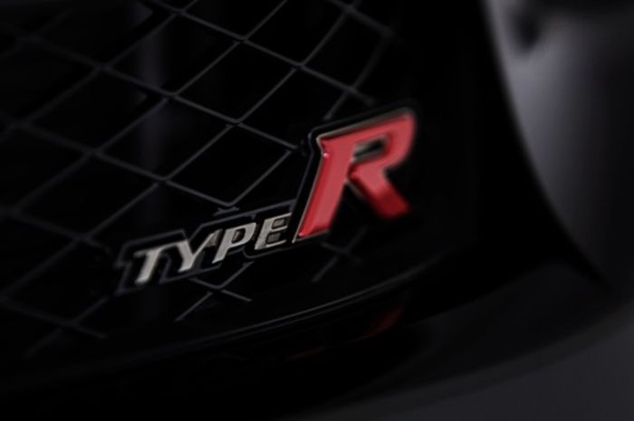 Emblem Type R identik dengan warna merah
