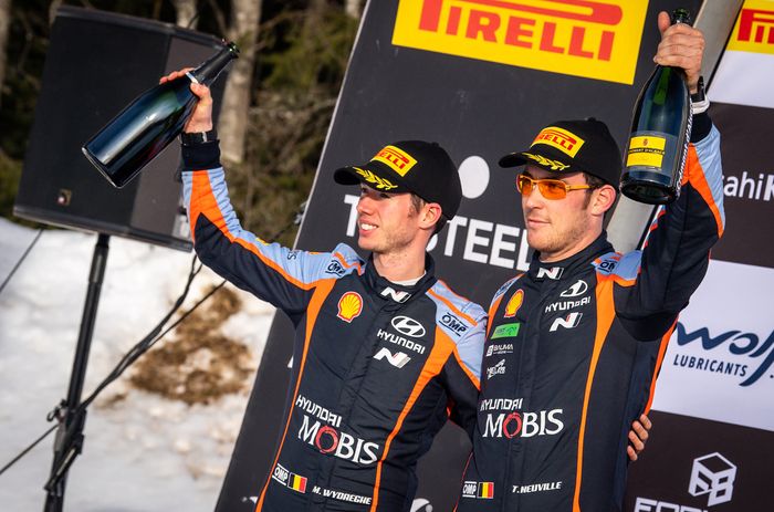 Thierry Neuville (kanan) dan co-driver Martijn Wydaeghe finish kedua di Reli Swedia 2022, pencapaian tertinggi tim Hyundai sementara ini di WRC 2022