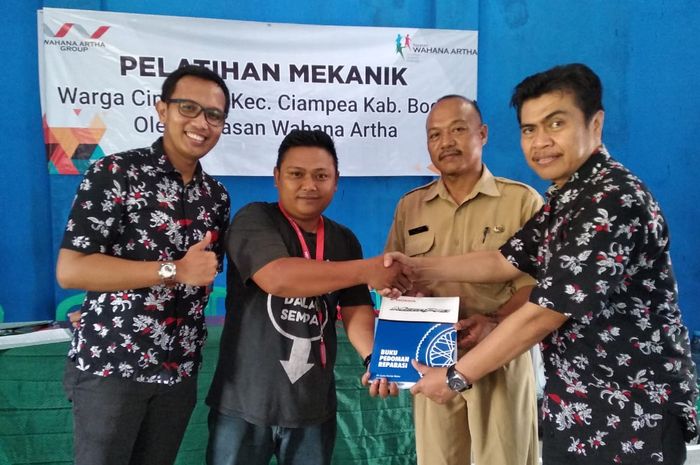 Pelatihan Mekanik kepada warga desa Cinangka, Bogor.