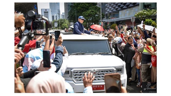 Prabowo Subianto menyapa masyarakat usai dilantik jadi Presiden