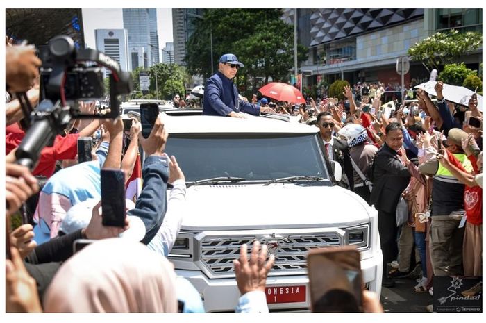 Prabowo Subianto menyapa masyarakat usai dilantik jadi Presiden