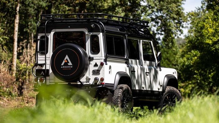 Tampilan eksterior restomod Land Rover Defender hasil modifikasi Arkonik