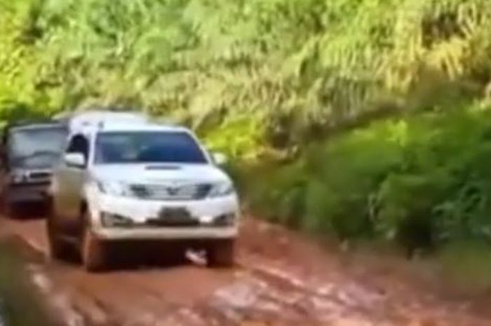 Toyota Fortuner narik Mitsubishi L300 di trek berlumpur