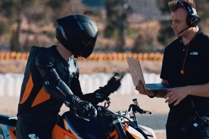 KTM rilis video teaser yang memperlihatkan sosok KTM 1290 Super Duke R terbaru