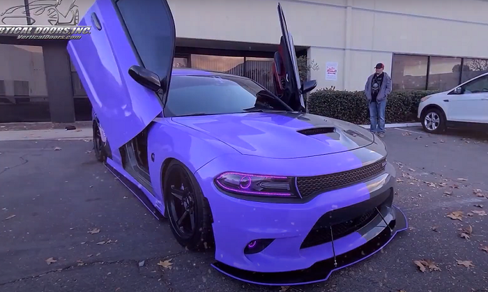 Tampang Dodge Charger yang terlihat sangar