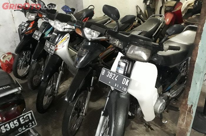 Deretan motor bekas di Showroom Jadul Bergengsi di Bojongsari, Depok.