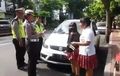 Ditilang, Gaya Anak SMA Ini Bikin Polisi Tertawa, Ibu Polwan Ikut-Ikutan Jadi Dedek Gemes