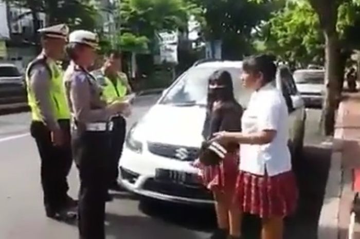 Siswi SMA di Bali kena tilang karena parkir nggak di tempat semestinya, tingkah polah siswi bikin ibu polwan kebawa gemes
