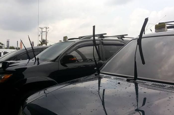 Ilustrasi angkat wiper mobil saat parkir