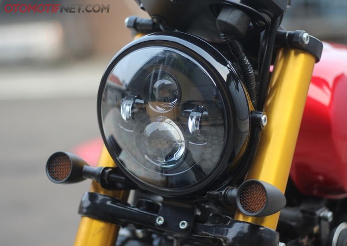 Headlamp aslinya Kawasaki Z250 yang sangar, diganti Daymaker bulat berukuran 7 inci