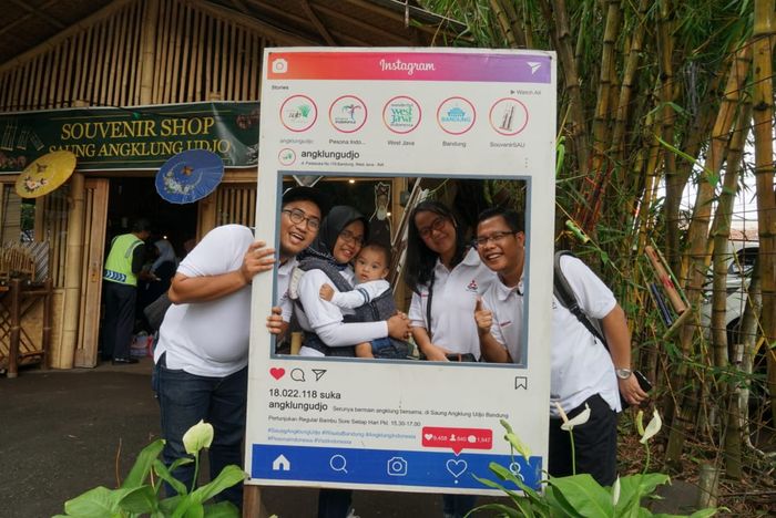 Peserta XploreXpander mengunjungi Saung Angklung Udjo