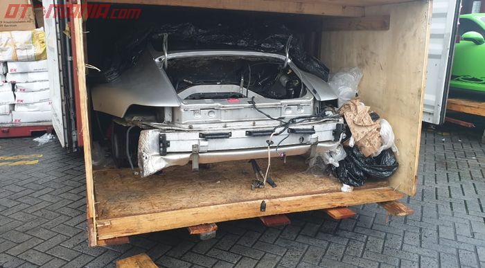 Penggagalan penyelundupan. Potongan diduga Porsche Carrera 2 di Tanjung Priok 17 Desember 2019