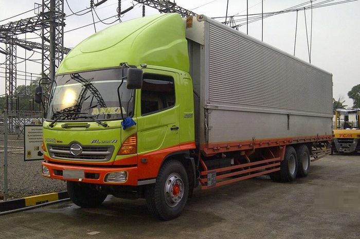 Topi atau mahkot di kepala truk