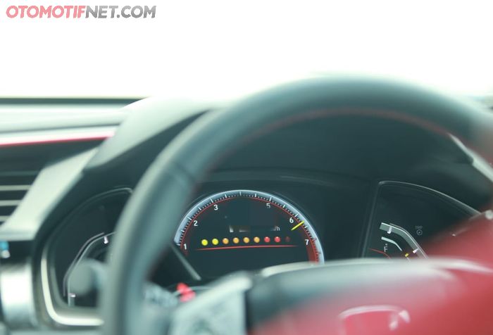 Ada shift light dalam instument cluster Honda Civic Type R 2017