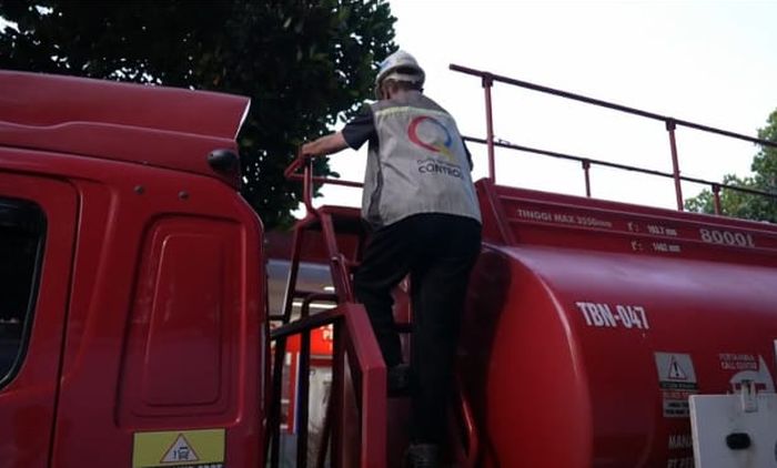 Pengecekan spesifikasi BBM pada truk tangki, sebelum BBM tersebut dibongkar ke tangki pendam SPBU.