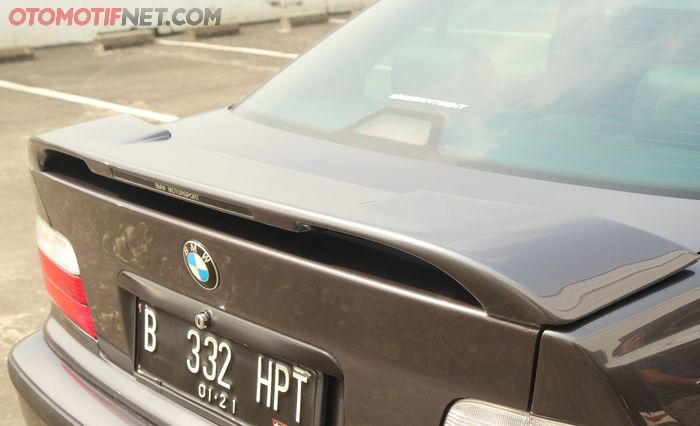 BMW 323i pakai rear wing M3 yang cukup langka