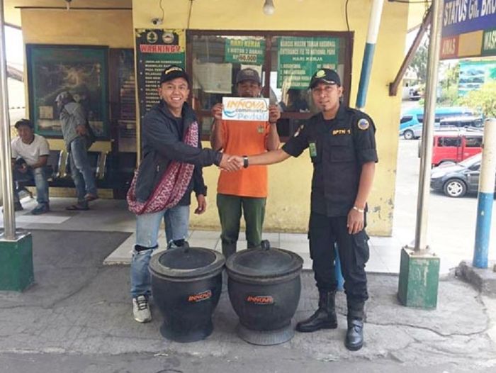 CSR pemberian keranjang sampah di Gunung Bromo