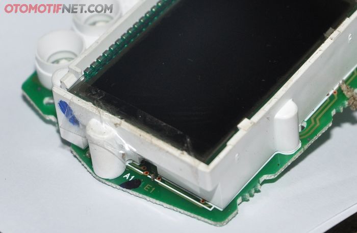 Agar kembali menempel, kasih isolasi di bagian pinggir filter polarizer spidometer Suzuki Satria F150