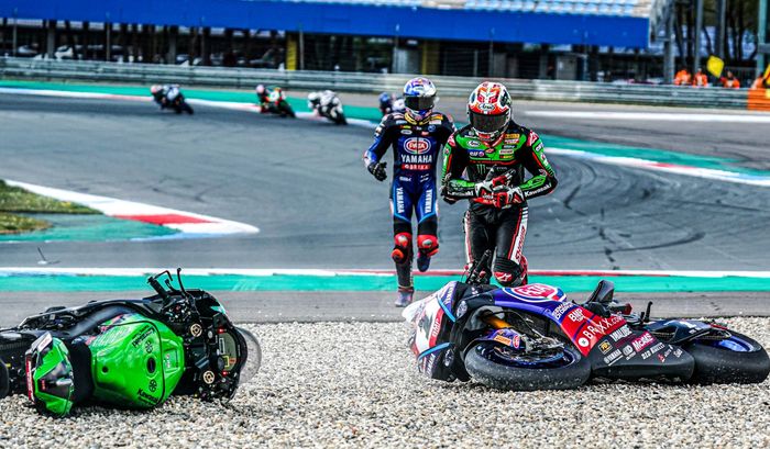 Jonathan Rea dan Toprak Razgatlioglu sama-sama tersungkur di race 2 WorldSBK Belanda 2022, Minggu (24/4)