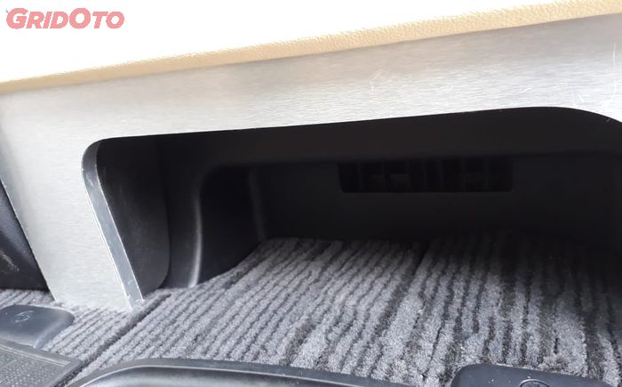 Ducting AC di bagian bawah kursi depan tetap berfungsi