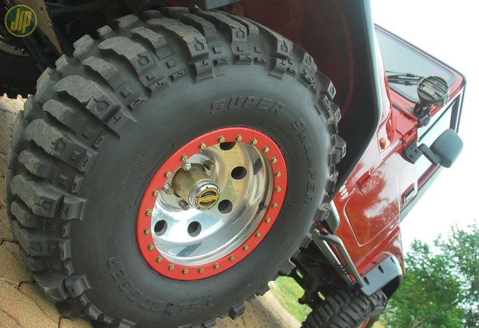 Pelek alloy Mickey Thompson dipasangi ban Super Swamper TSL Bogger 37x13R16. 