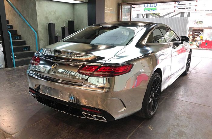 Buritan Mercedes-AMG S63 dengan body wrapping silver kreasi Impressive Wrap