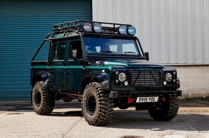 Modifikasi Land Rover Defender klasik hasil garapan Bowler, Inggris
