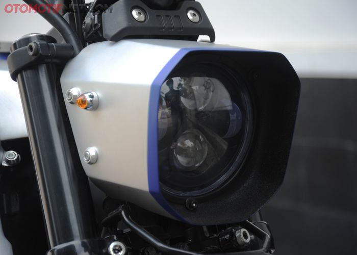 Headlamp Yamaha XSR 155 diberi cover kotak dari galvanis, ada sein imut yang menempel!