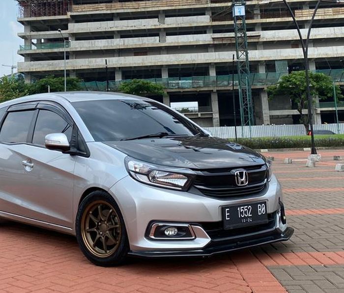 Pasang engine hood carvon biar tampil sangar