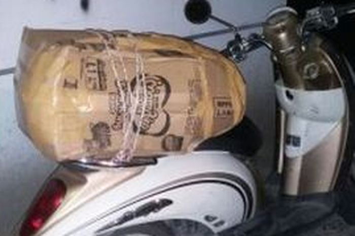 Motor Honda Scoopy dan kardus berisi jenazah Rika Karina.