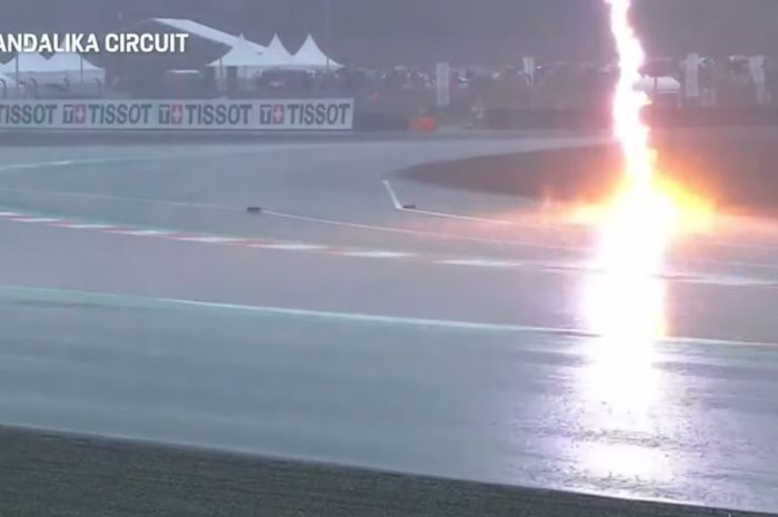 Sambaran petir terekam saat siaran langsung MotoGP Indonesia 2022, petir bergemuruh tersebut diikuti letupan api di sisi pinggir sirkuit Mandalika
