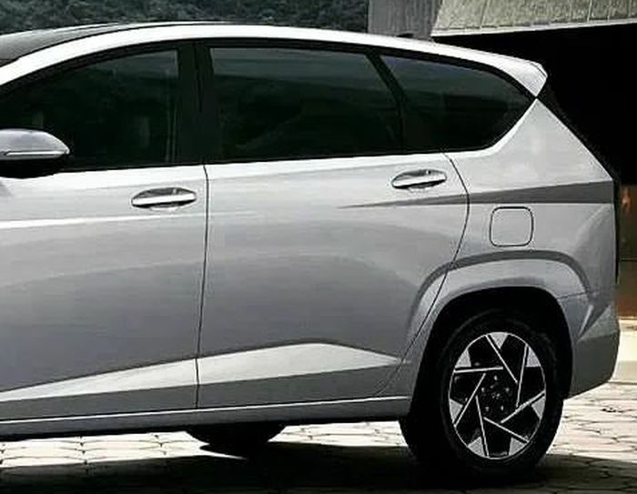 Kemiripan desain Hyundai Stargazer dengan Mitsubishi Xpander di bagian samping belakang