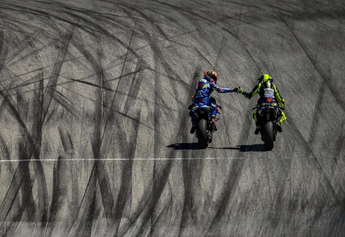 Alex Rins dan Valentino Rossi berjabat tangan usai finish MotoGP Amerika 2019