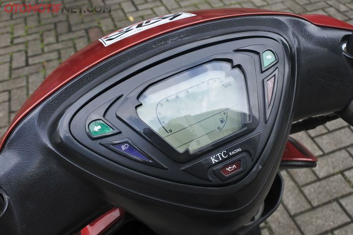 Speedometer KTC digital, mempermanis dan menambah kesan racing.