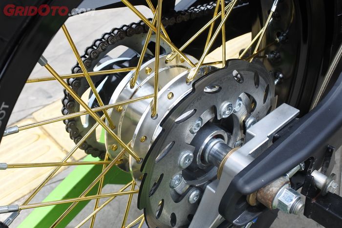 Tromol belakang juga pakai New Vixion. 