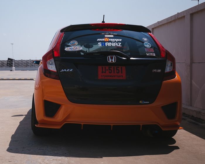 Modifikasi Honda Jazz GK5 oranye street racing dihias part bodi serat karbon