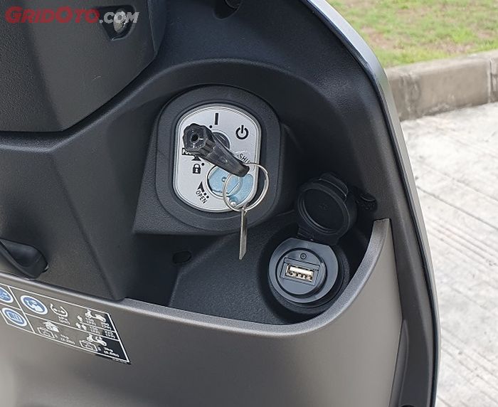 Honda EM1 e: masih pakai kunci kontak konvensional, di sebelahnya ada power outlet