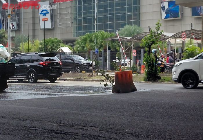 Lubang di Jalan Metro Pondok Indah yang ditutup dengan road barrier.