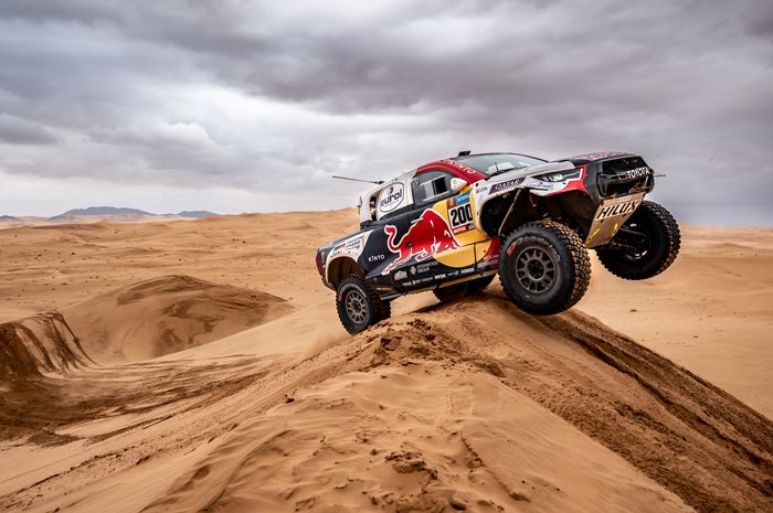 Nasser Al-Attiyah beraksi di tahapan ke-8 Reli Dakar 2023 di Arab Saudi sebelum rest day