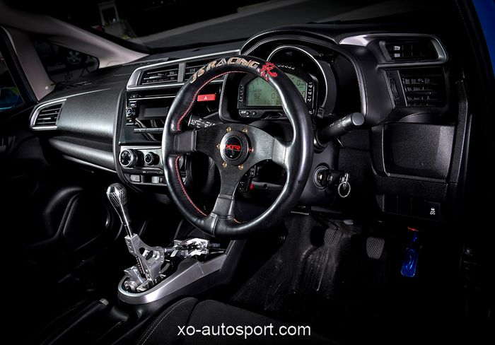 Tampilan kabin modifikasi Honda Jazz GK5 gaya street racing