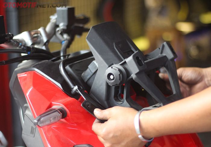 Pemindahan spion Honda ADV150 pakai braket yang dibikin khusus oleh Anjar
