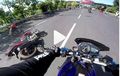 Brakk...Yamaha V-Ixion Nabrak Aerox, Terseret di Aspal Usai Salip Rombongan Moge 