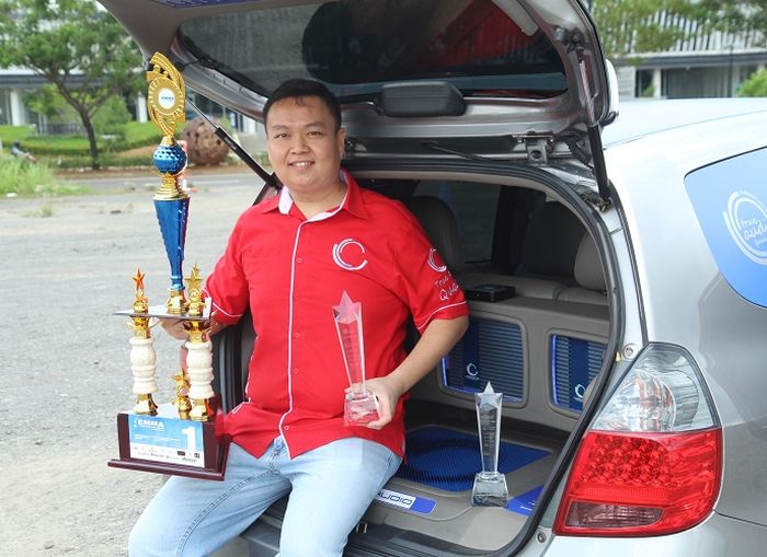 imas dengan pialanya, bangga bisa mengalahkan yang pakai piranti audio harga ratusan juta