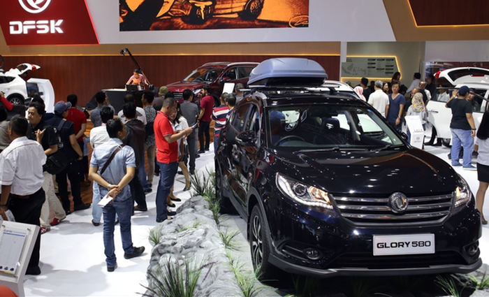 Suasana di booth DFSK dalam pameran otomotif di Kemayoran