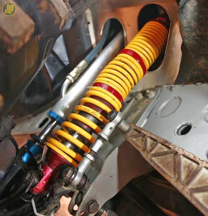 Sokbreker depan dipasangi King shock Bypass dan coilover keluaran Racerunner yang sama-sama 12 inci. 