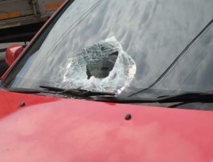 Kaca depan Hyundai Avega pecah ditembus batu yang melesat di Fly Over Pesing, Jl Daan Mogot, Kebon Jeruk, Jakarta Barat