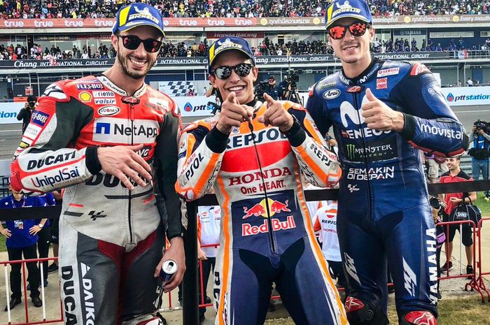 Marc Marquez (tengah) rayakan kemenangan MotoGP Thailand bersama Andrea Dovizioso dan Maverick Vinal