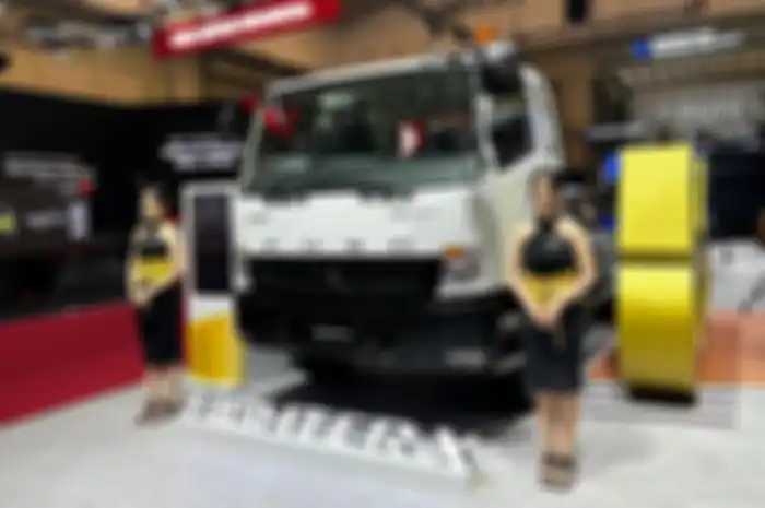 Mitsubishi Fuso untuk pertama kalinya kenalkan Fighter-X FM65F Tractor Head 4x2.  Hadir dengan tampang Black Edition Cabin
