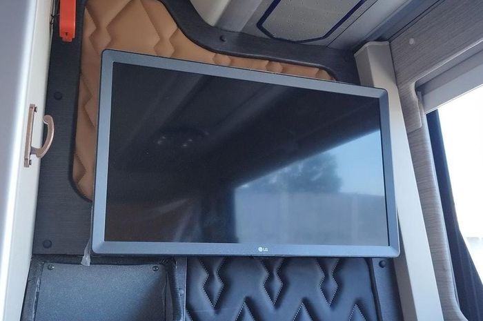 Smart TV pada kapsul sleeper seat PO Sempati Star