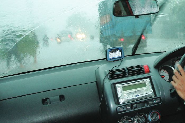 Mitos Atau Fakta, Bahaya Menyalakan AC Saat Hujan Atau Di Daerah Dingin?